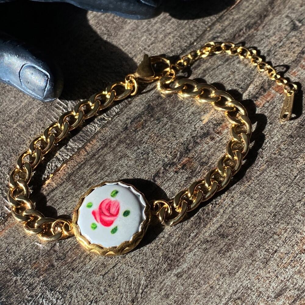 NEW Gold Vintage Style Floral Bracelet